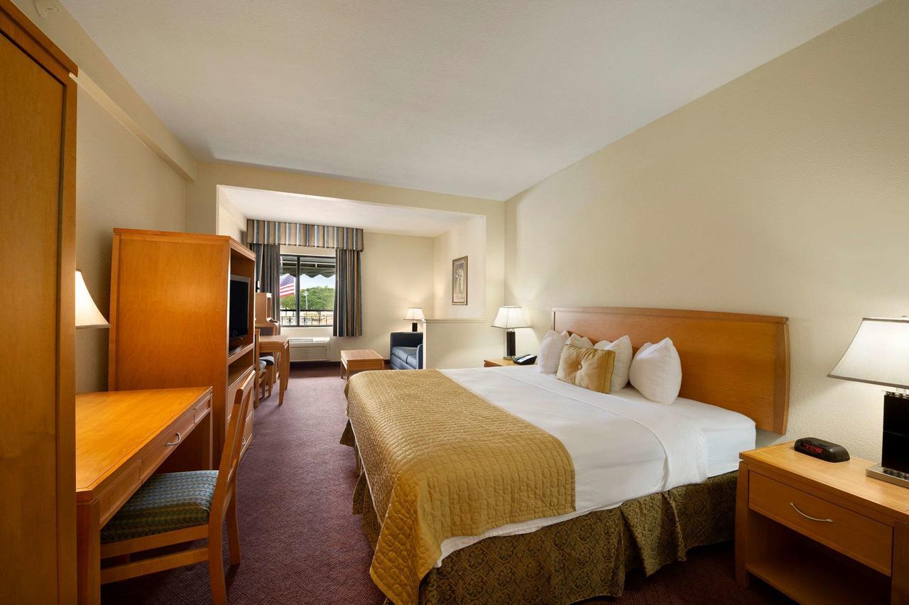 Ramada By Wyndham Kissimmee Downtown Hotel Exterior foto